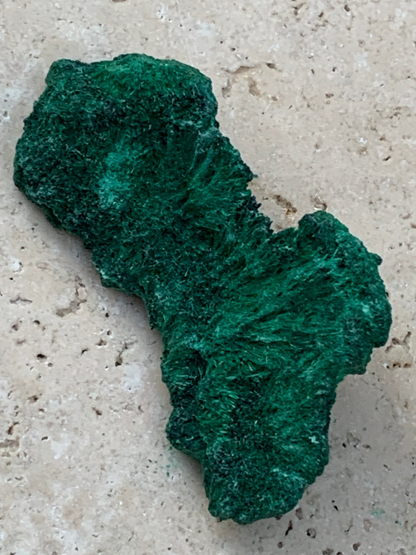 Malachite fibreuse, spécimen brut du Congo de 22,3 grammes. Parfait pour une collection ou la bijouterie, du velour naturel !