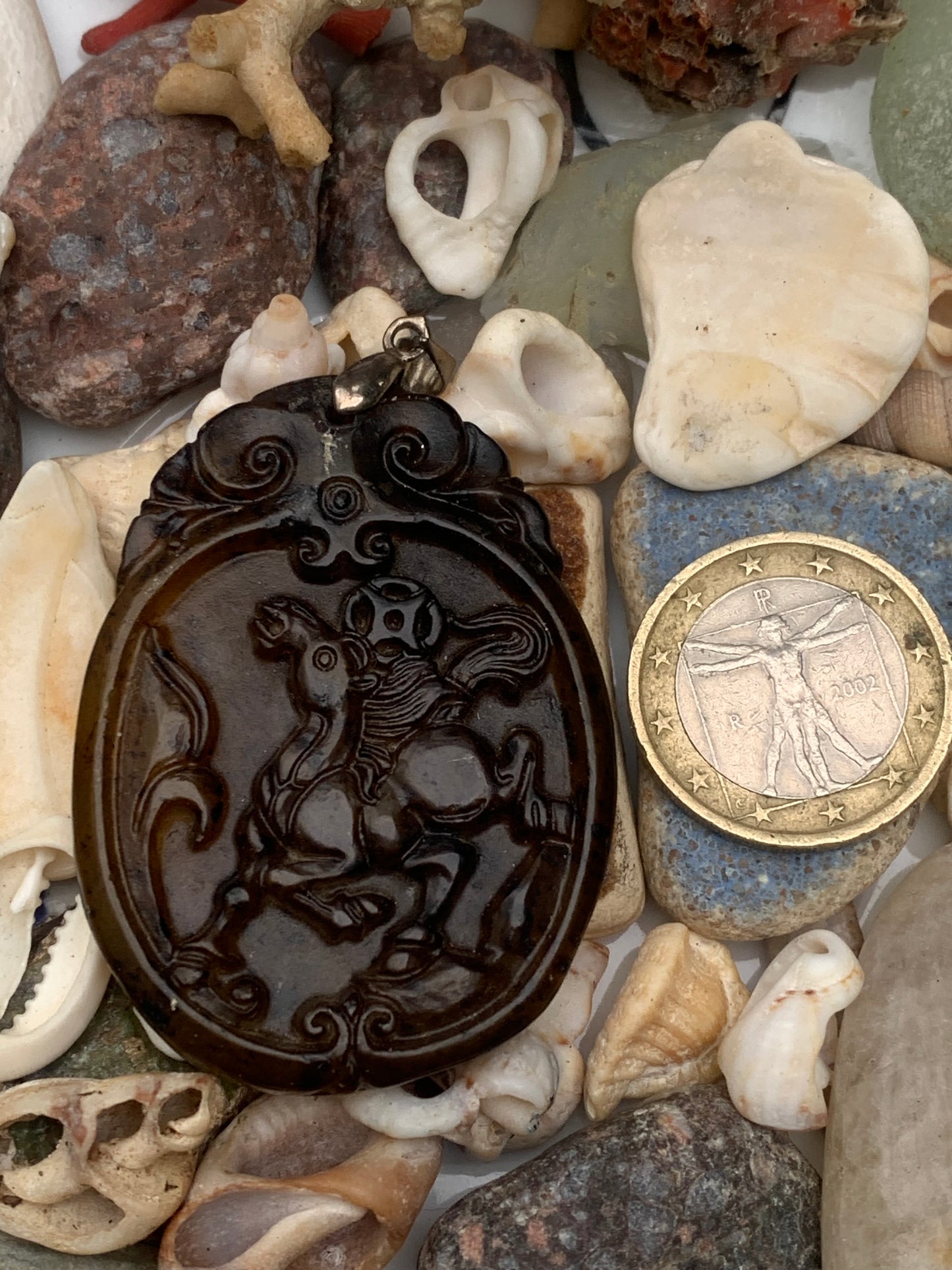Jade néphrite, pendentif signe astrologique Chinois du Cheval, 60 mm de hauteur x 37 de largeur x 6 d'épaisseur. Vendu avec cordon réglable de couleur noire.