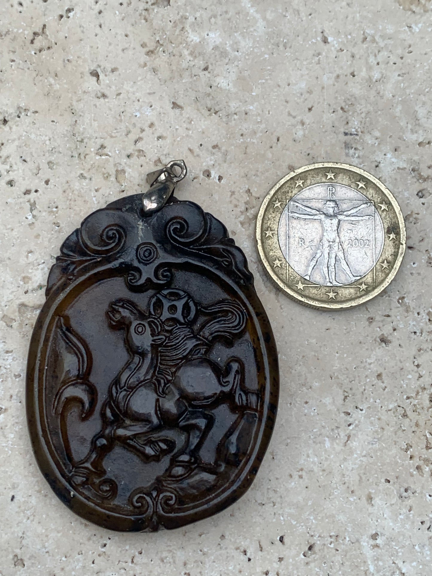Jade néphrite, pendentif signe astrologique Chinois du Cheval, 60 mm de hauteur x 37 de largeur x 6 d'épaisseur. Vendu avec cordon réglable de couleur noire.