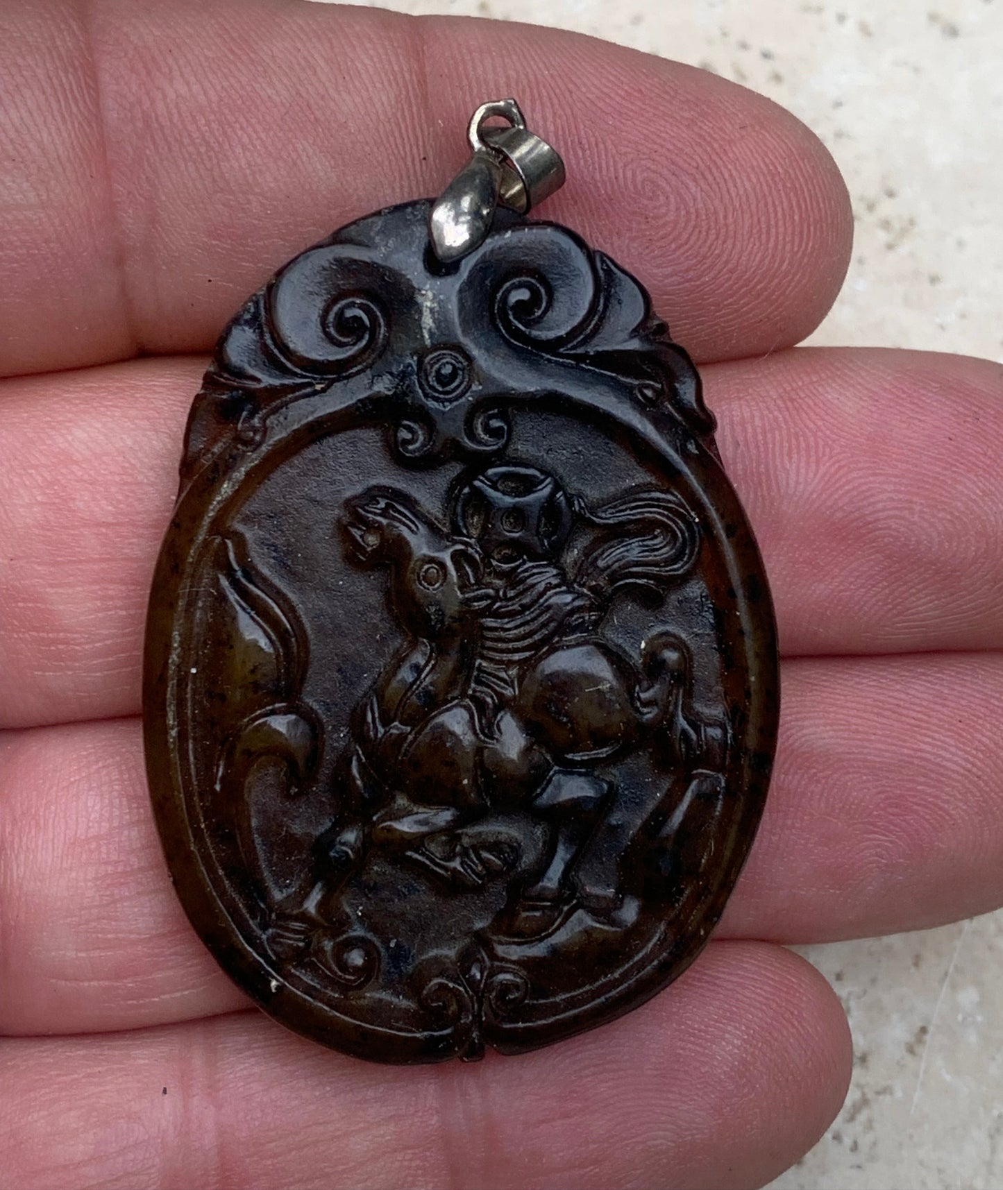 Jade néphrite, pendentif signe astrologique Chinois du Cheval, 60 mm de hauteur x 37 de largeur x 6 d'épaisseur. Vendu avec cordon réglable de couleur noire.