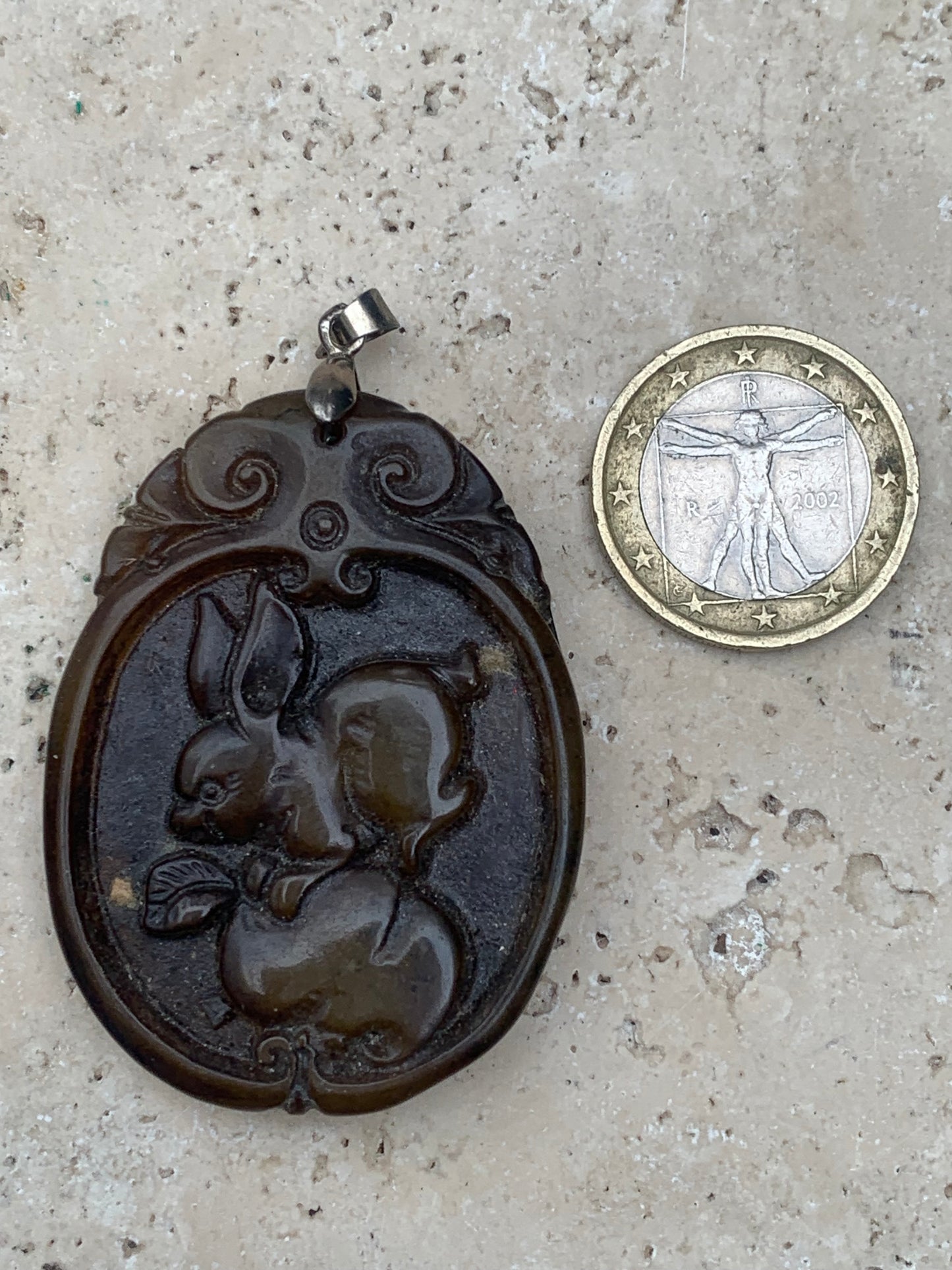 Jade néphrite, pendentif signe astrologique Chinois du Lapin, 60 mm de hauteur x 37 de largeur x 9 d'épaisseur. Vendu avec cordon réglable de couleur noire.
