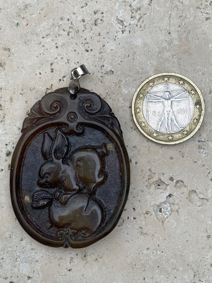 Jade néphrite, pendentif signe astrologique Chinois du Lapin, 60 mm de hauteur x 37 de largeur x 9 d'épaisseur. Vendu avec cordon réglable de couleur noire.