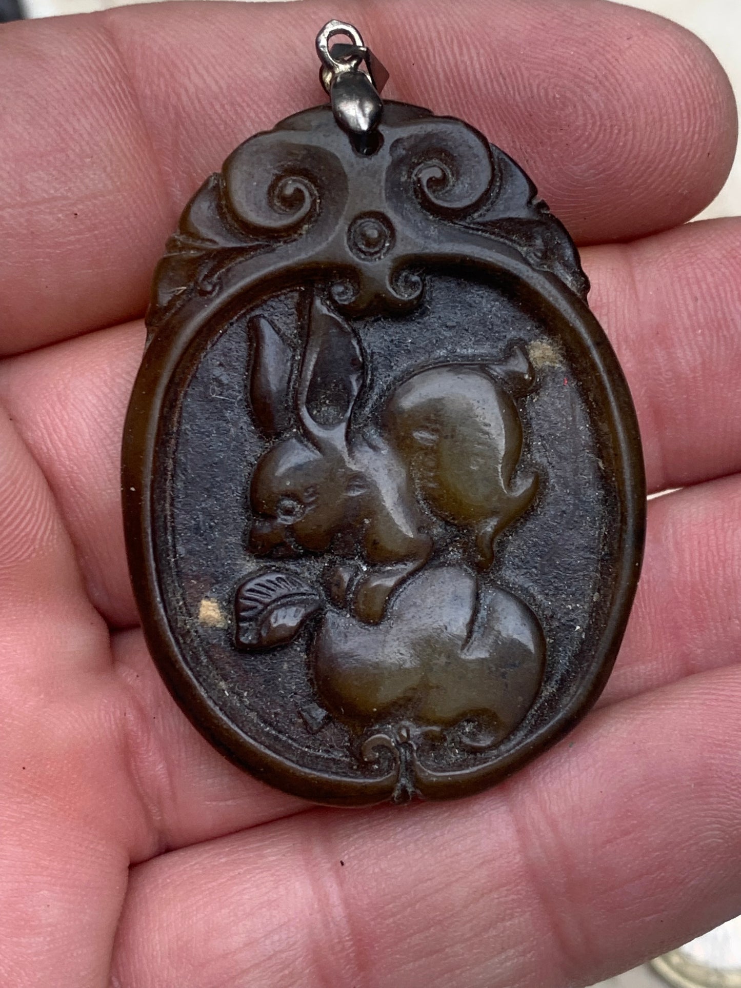 Jade néphrite, pendentif signe astrologique Chinois du Lapin, 60 mm de hauteur x 37 de largeur x 9 d'épaisseur. Vendu avec cordon réglable de couleur noire.