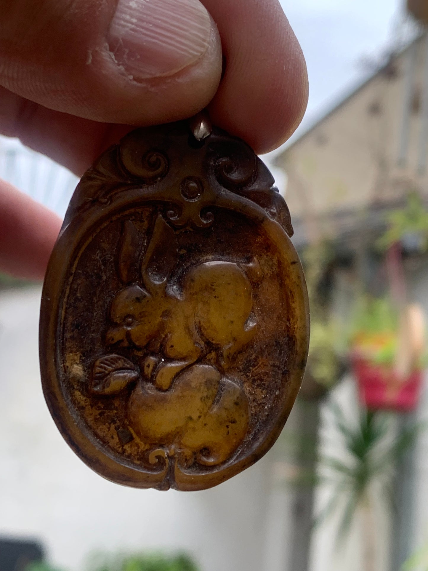 Jade néphrite, pendentif signe astrologique Chinois du Lapin, 60 mm de hauteur x 37 de largeur x 9 d'épaisseur. Vendu avec cordon réglable de couleur noire.