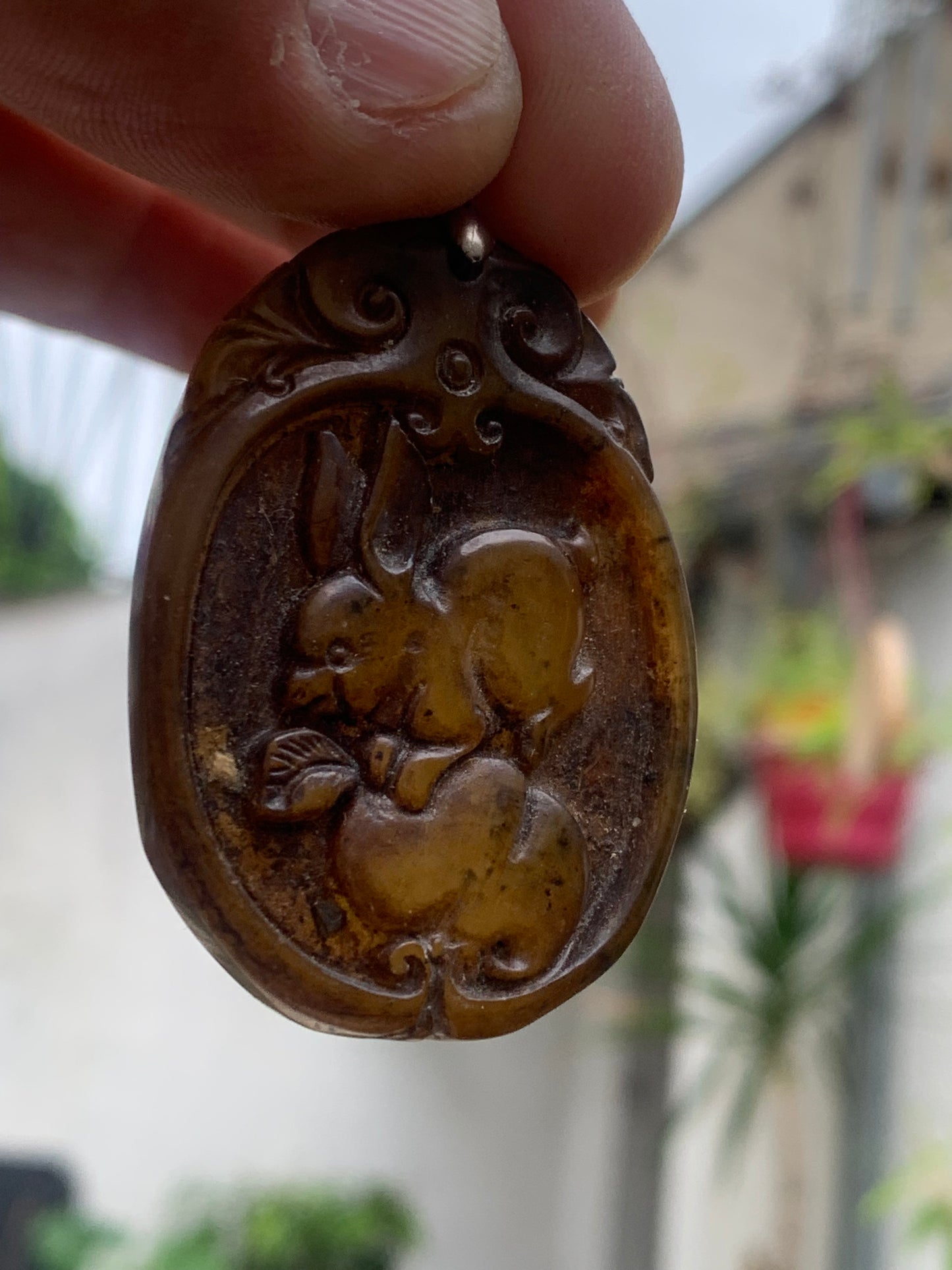 Jade néphrite, pendentif signe astrologique Chinois du Lapin, 60 mm de hauteur x 37 de largeur x 9 d'épaisseur. Vendu avec cordon réglable de couleur noire.
