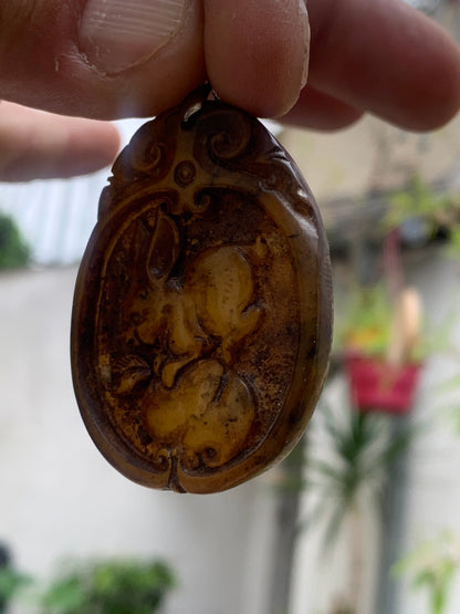 Jade néphrite, pendentif signe astrologique Chinois du Lapin, 60 mm de hauteur x 37 de largeur x 9 d'épaisseur. Vendu avec cordon réglable de couleur noire.