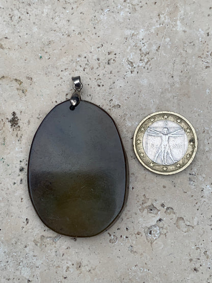Jade néphrite, pendentif signe astrologique Chinois du Lapin, 60 mm de hauteur x 37 de largeur x 9 d'épaisseur. Vendu avec cordon réglable de couleur noire.