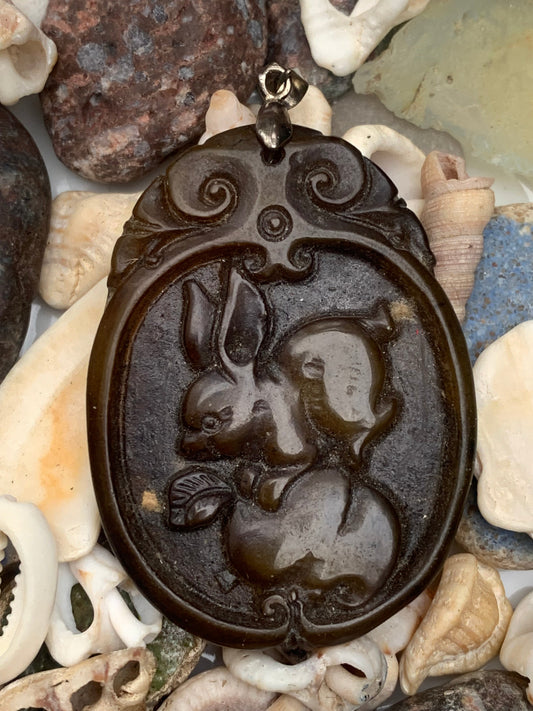 Jade néphrite, pendentif signe astrologique Chinois du Lapin, 60 mm de hauteur x 37 de largeur x 9 d'épaisseur. Vendu avec cordon réglable de couleur noire.