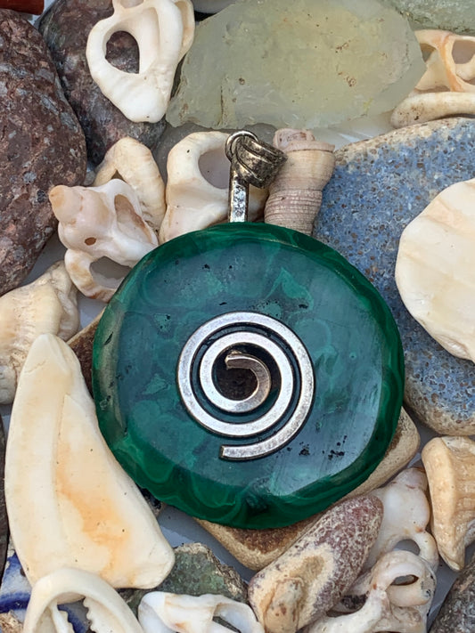 Malachite, superbe pendentif 'Donuts', de 50mm de hauteur x 35 de largeur x 5 d'épaisseur. Vendu avec ou sans support en métal, et avec cordon réglable de couleur noire offert.