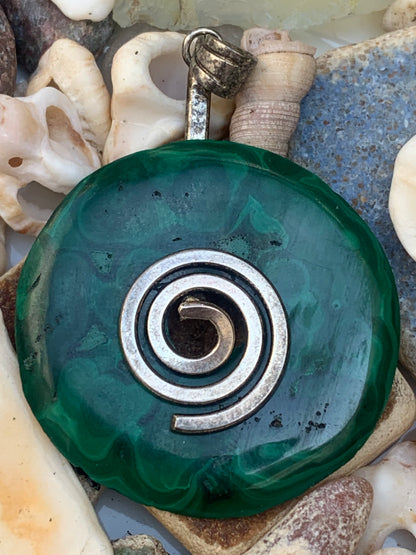 Malachite, superbe pendentif 'Donuts', de 50mm de hauteur x 35 de largeur x 5 d'épaisseur. Vendu avec ou sans support en métal, et avec cordon réglable de couleur noire offert.