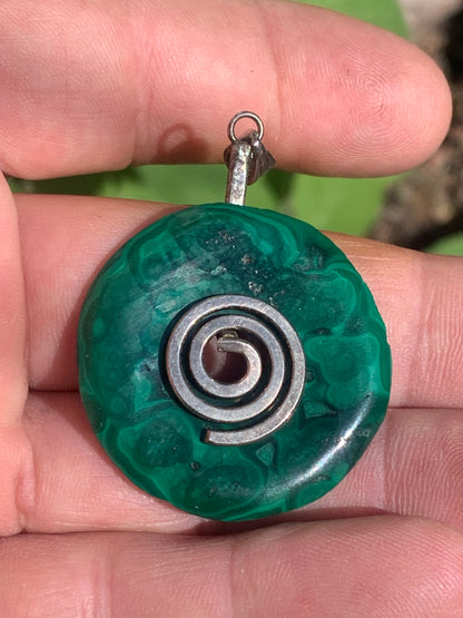 Malachite, superbe pendentif 'Donuts', de 50mm de hauteur x 35 de largeur x 5 d'épaisseur. Vendu avec ou sans support en métal, et avec cordon réglable de couleur noire offert.