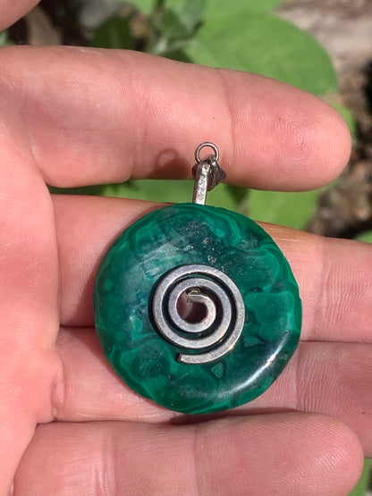 Malachite, superbe pendentif 'Donuts', de 50mm de hauteur x 35 de largeur x 5 d'épaisseur. Vendu avec ou sans support en métal, et avec cordon réglable de couleur noire offert.