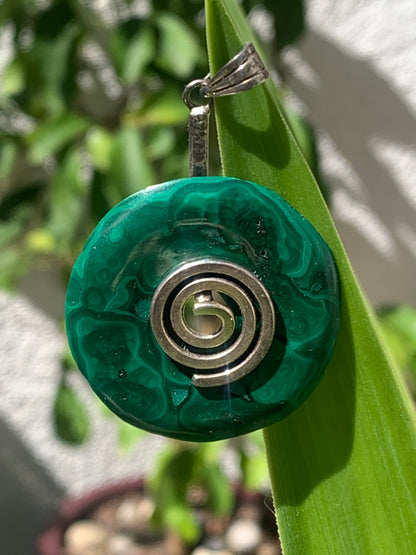 Malachite, superbe pendentif 'Donuts', de 50mm de hauteur x 35 de largeur x 5 d'épaisseur. Vendu avec ou sans support en métal, et avec cordon réglable de couleur noire offert.
