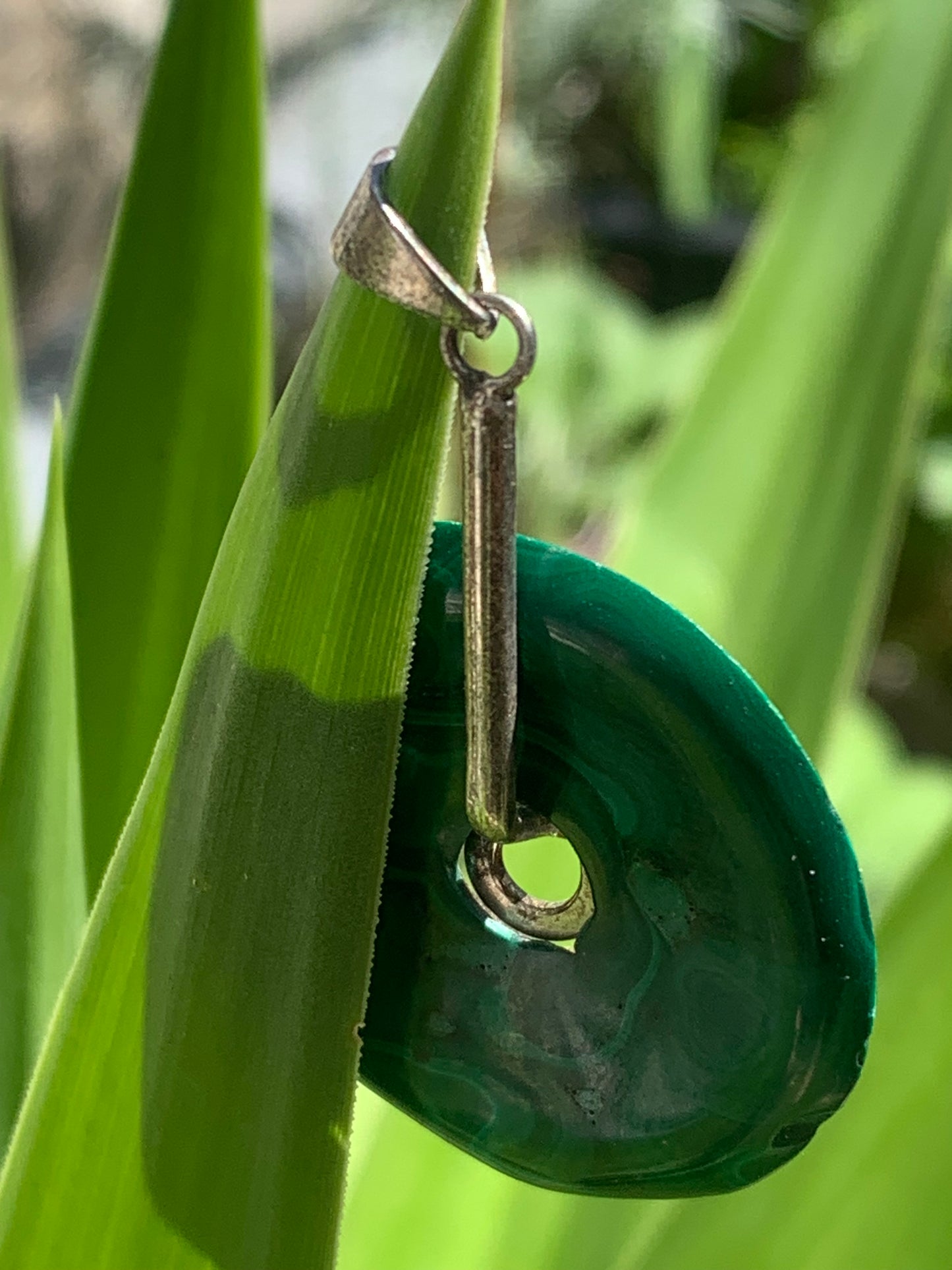 Malachite, superbe pendentif 'Donuts', de 50mm de hauteur x 35 de largeur x 5 d'épaisseur. Vendu avec ou sans support en métal, et avec cordon réglable de couleur noire offert.