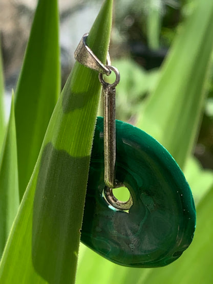 Malachite, superbe pendentif 'Donuts', de 50mm de hauteur x 35 de largeur x 5 d'épaisseur. Vendu avec ou sans support en métal, et avec cordon réglable de couleur noire offert.