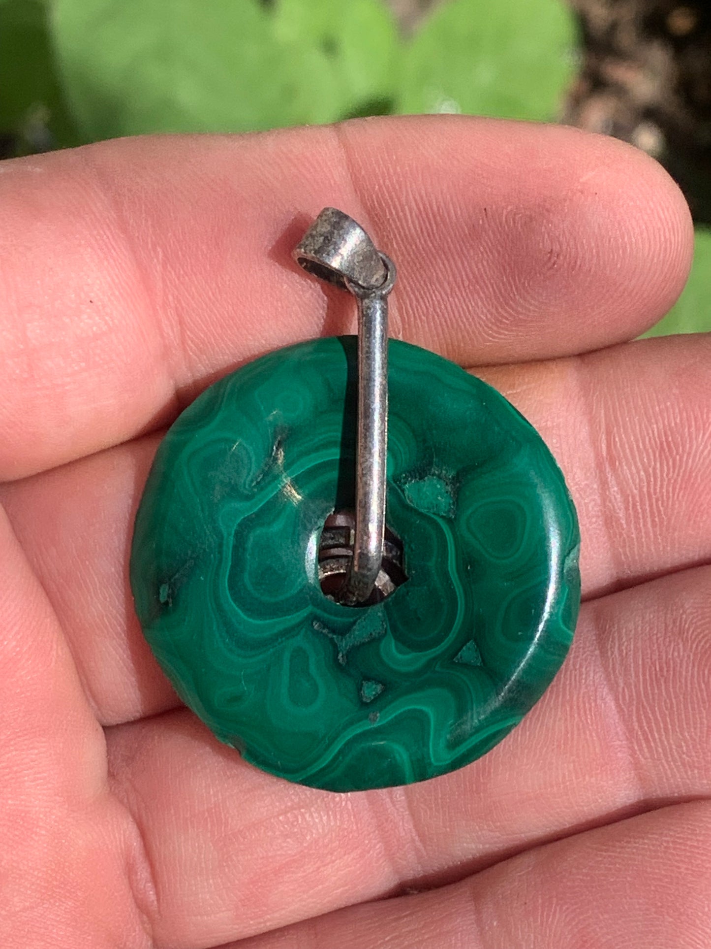 Malachite, superbe pendentif 'Donuts', de 50mm de hauteur x 35 de largeur x 5 d'épaisseur. Vendu avec ou sans support en métal, et avec cordon réglable de couleur noire offert.
