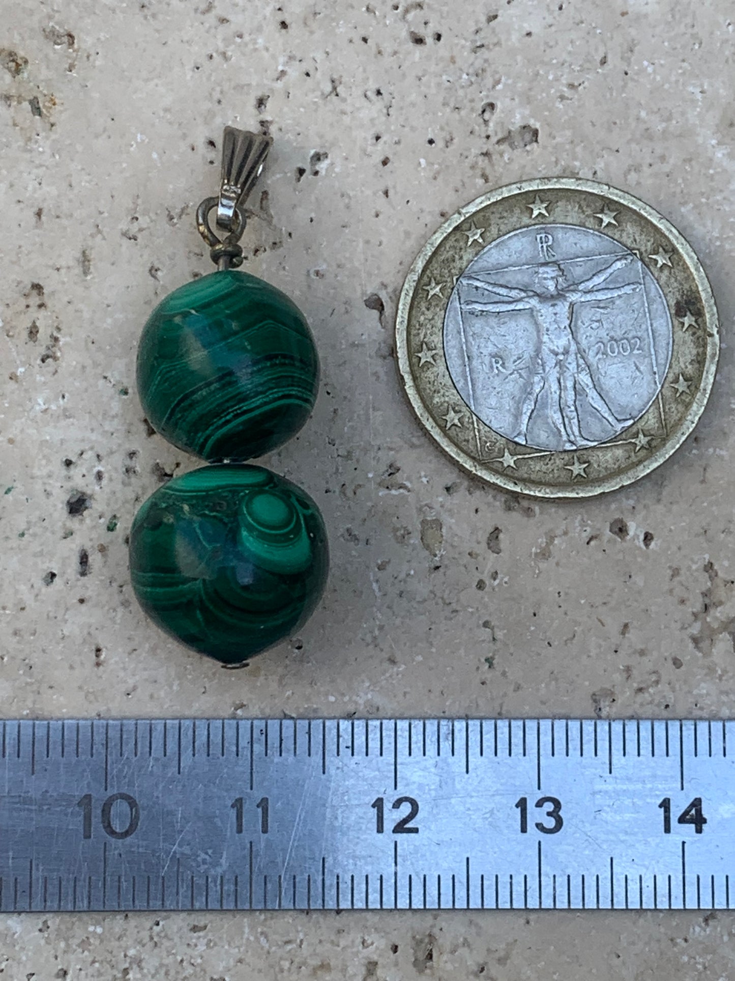 Malachite, pendentif en perle, de 45 mm de hauteur x 13 de largeur x 13 d'épaisseur. Vendu avec cordon réglable de couleur noire offert !