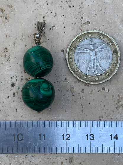 Malachite, pendentif en perle, de 45 mm de hauteur x 13 de largeur x 13 d'épaisseur. Vendu avec cordon réglable de couleur noire offert !