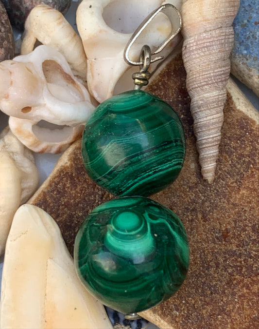 Malachite, pendentif en perle, de 45 mm de hauteur x 13 de largeur x 13 d'épaisseur. Vendu avec cordon réglable de couleur noire offert !