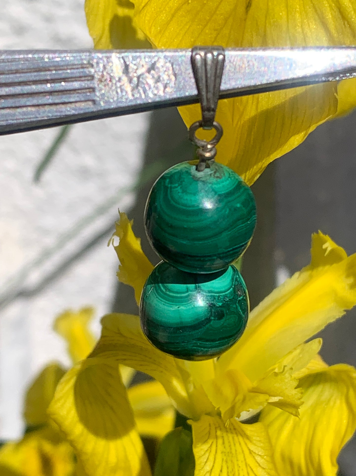 Malachite, pendentif en perle, de 45 mm de hauteur x 13 de largeur x 13 d'épaisseur. Vendu avec cordon réglable de couleur noire offert !