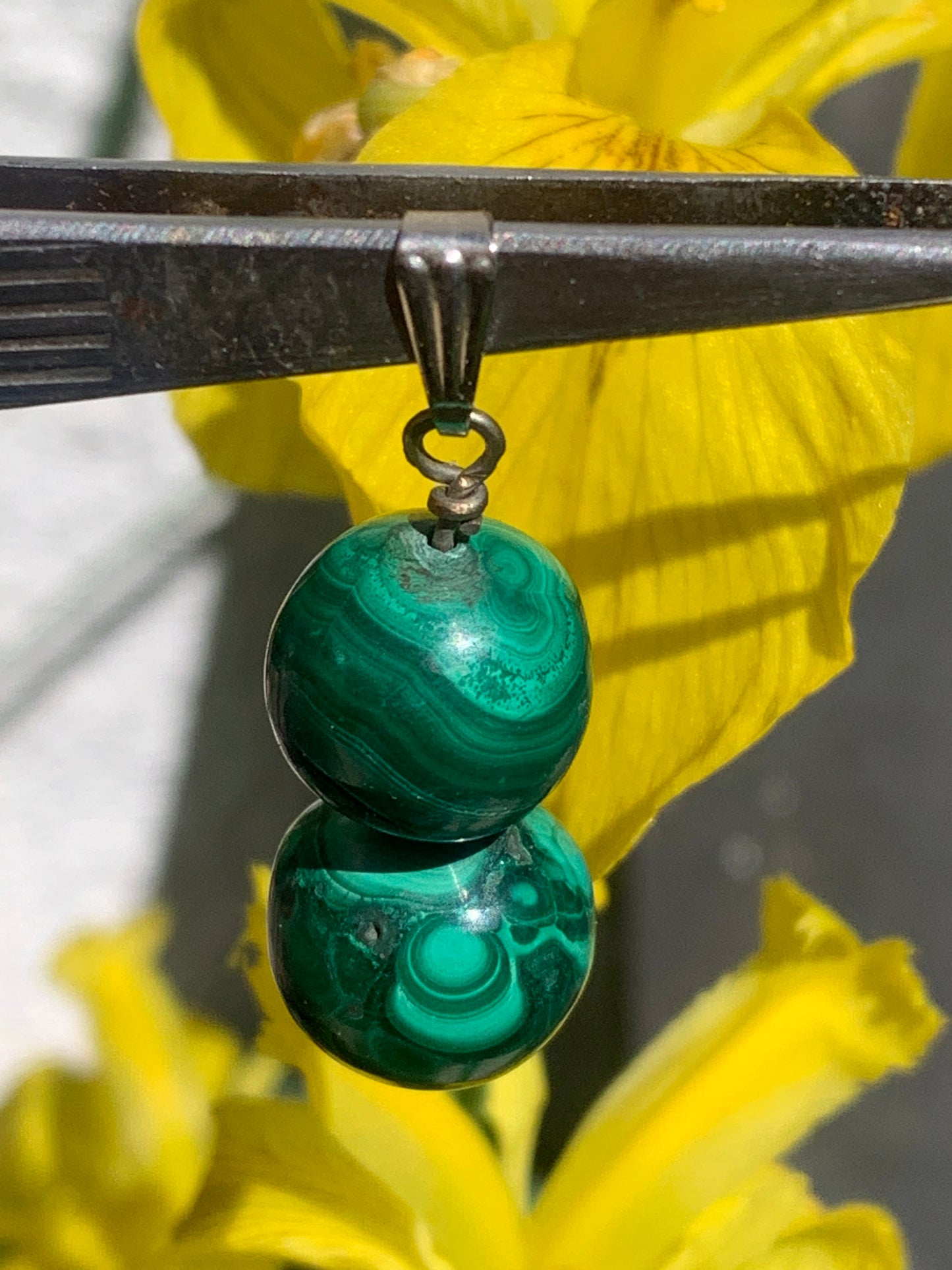 Malachite, pendentif en perle, de 45 mm de hauteur x 13 de largeur x 13 d'épaisseur. Vendu avec cordon réglable de couleur noire offert !