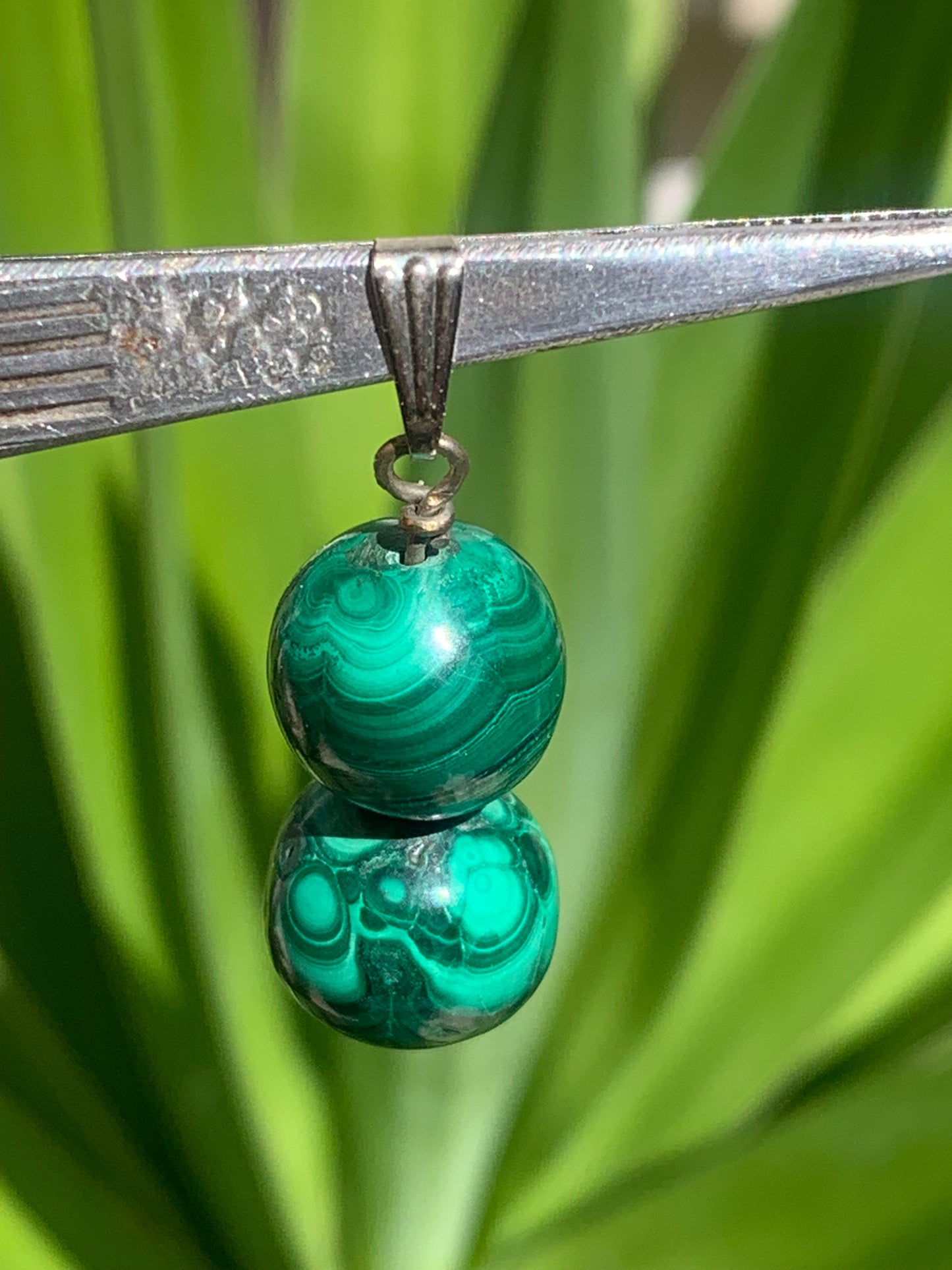 Malachite, pendentif en perle, de 45 mm de hauteur x 13 de largeur x 13 d'épaisseur. Vendu avec cordon réglable de couleur noire offert !