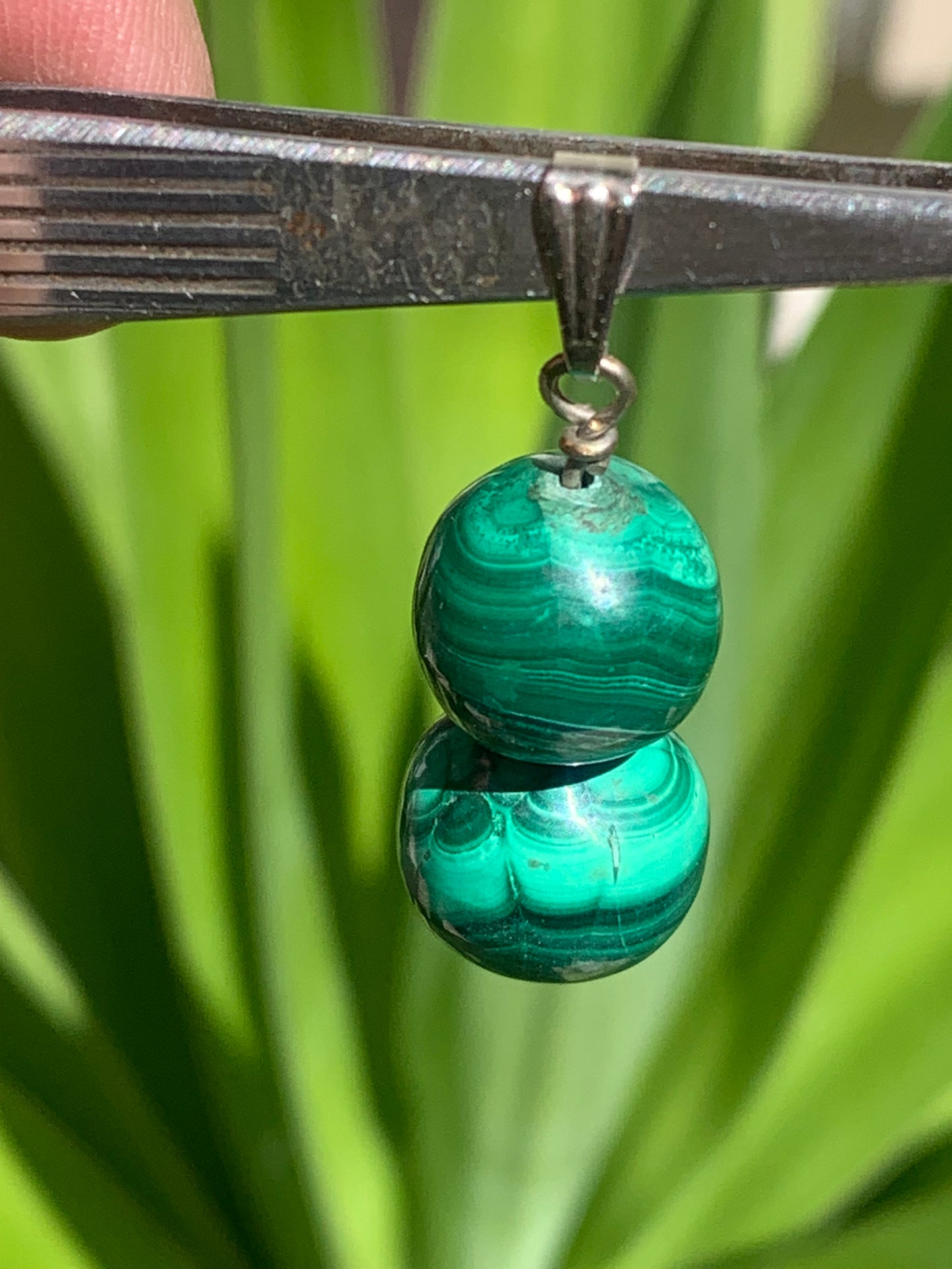 Malachite, pendentif en perle, de 45 mm de hauteur x 13 de largeur x 13 d'épaisseur. Vendu avec cordon réglable de couleur noire offert !