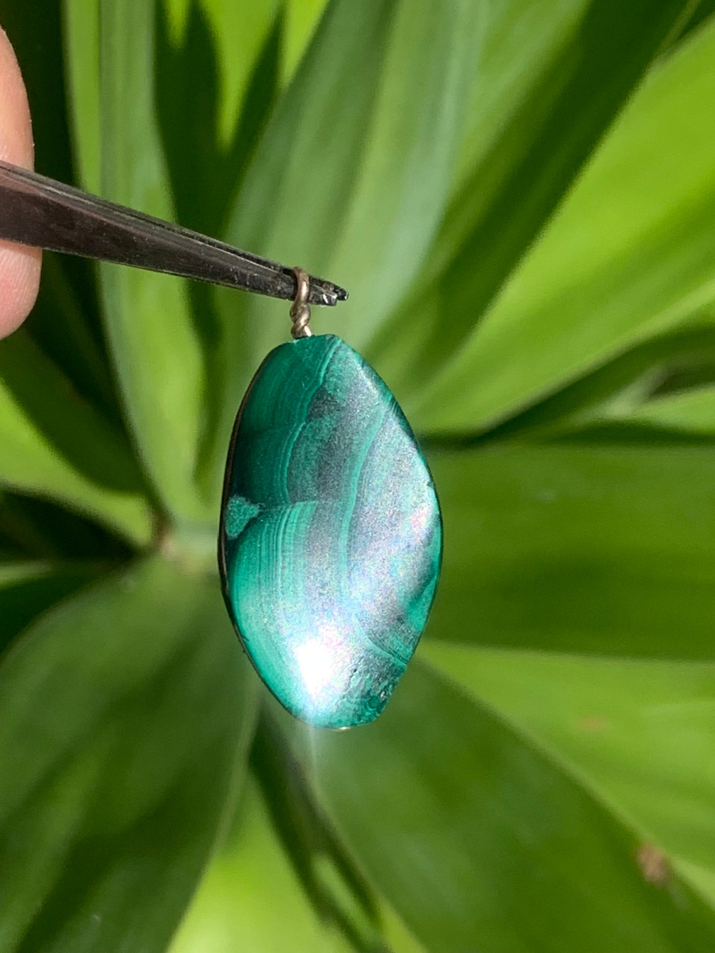 Malachite, pendentif en perle, de 35mm de hauteur x 17 de largeur x 5 d'épaisseur. Vendu avec cordon réglable de couleur noire offert !