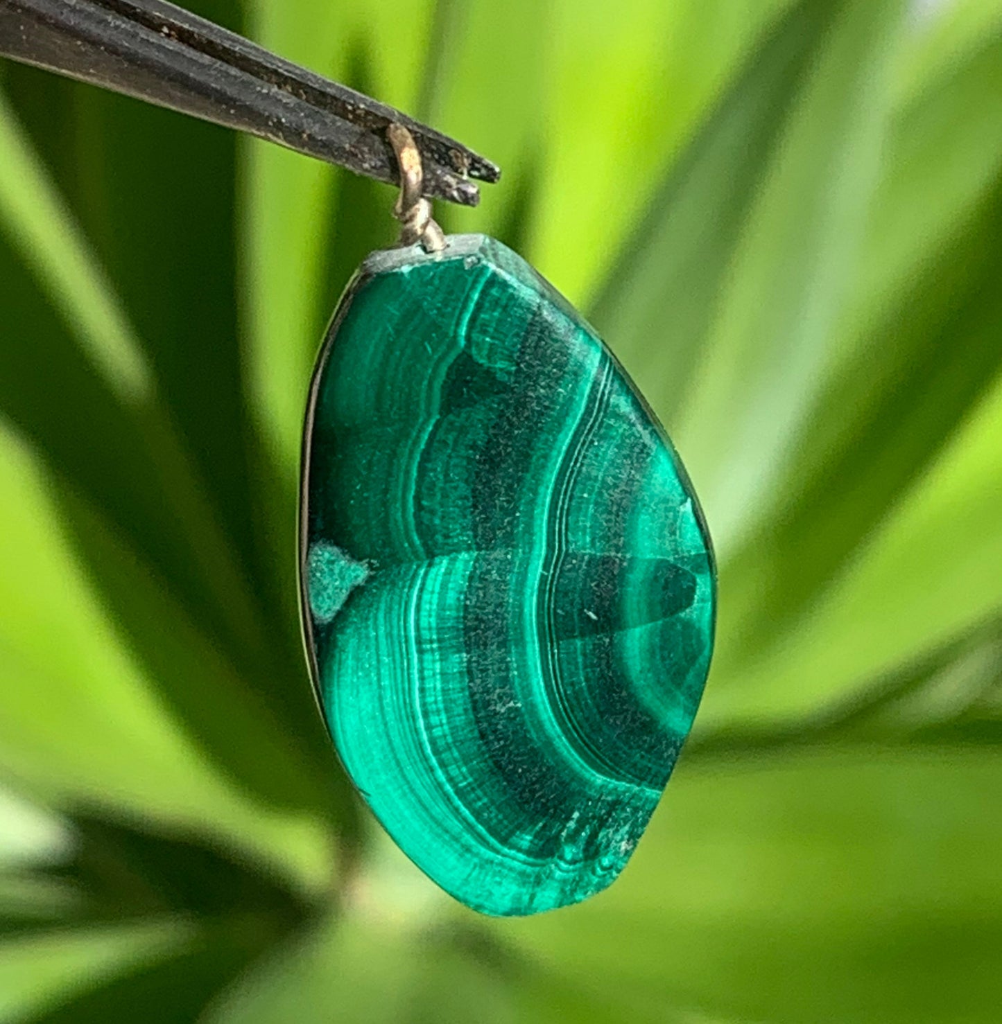 Malachite, pendentif en perle, de 35mm de hauteur x 17 de largeur x 5 d'épaisseur. Vendu avec cordon réglable de couleur noire offert !