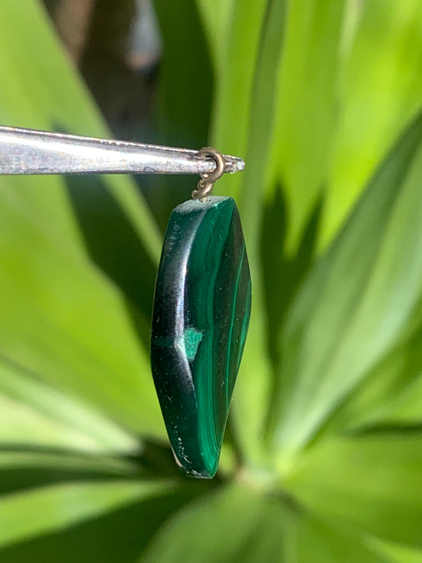 Malachite, pendentif en perle, de 35mm de hauteur x 17 de largeur x 5 d'épaisseur. Vendu avec cordon réglable de couleur noire offert !