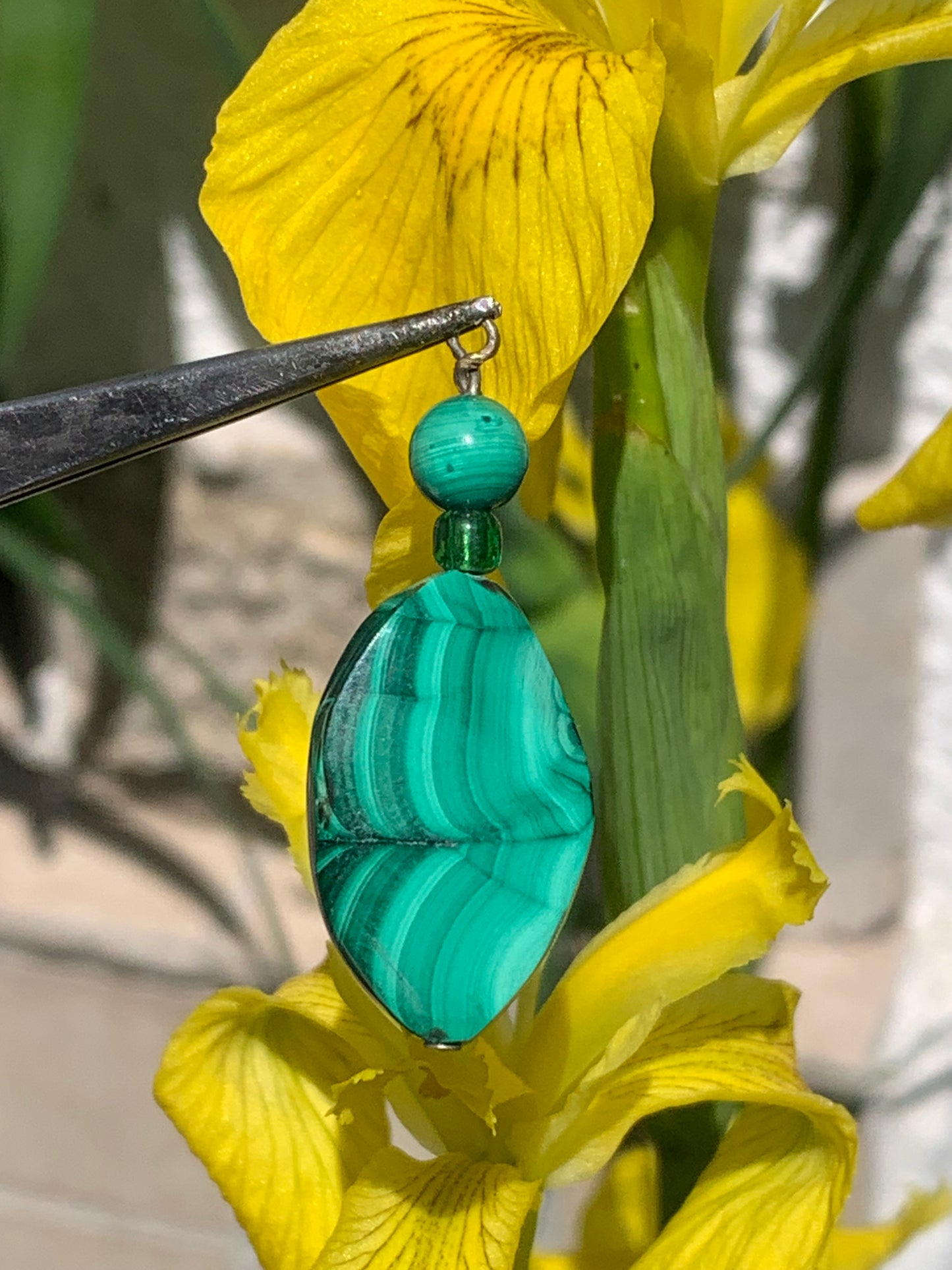 Malachite, pendentif en perle, de 38mm de hauteur x 15 de largeur x 5 d'épaisseur. Vendu avec cordon réglable de couleur noire offert !