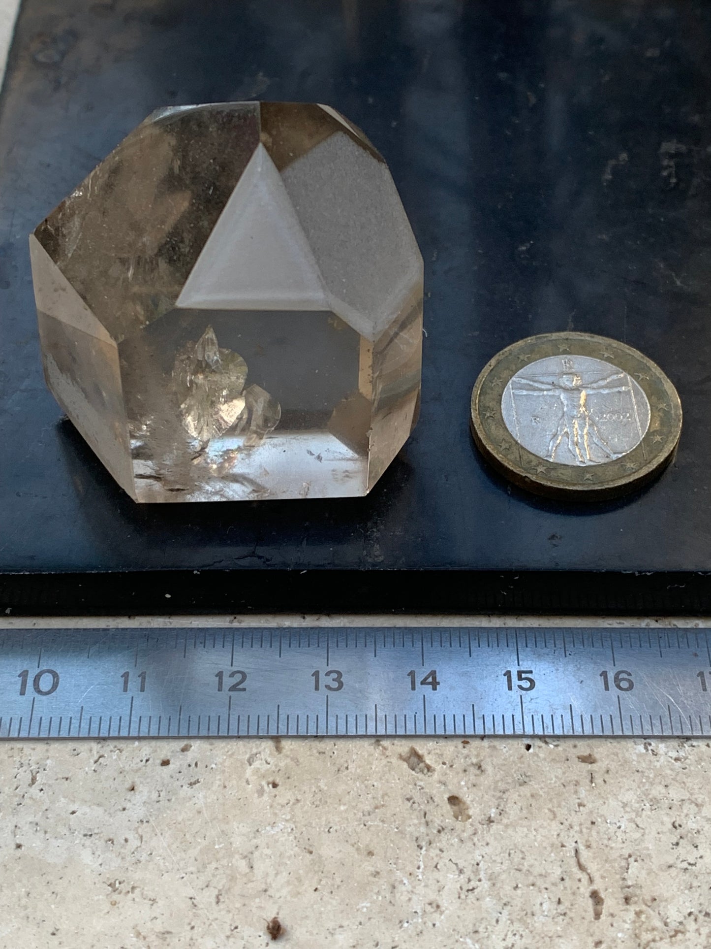 Cristal de roche fumé/ Quartz fumé, pointe naturelle de 44x41x27mm - 71 gr. Superbe triangle et hexagone qui ressortent, unique !