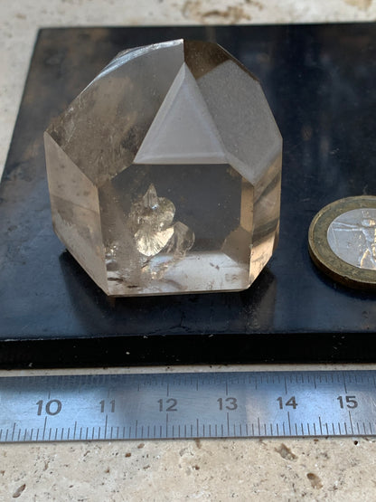 Cristal de roche fumé/ Quartz fumé, pointe naturelle de 44x41x27mm - 71 gr. Superbe triangle et hexagone qui ressortent, unique !