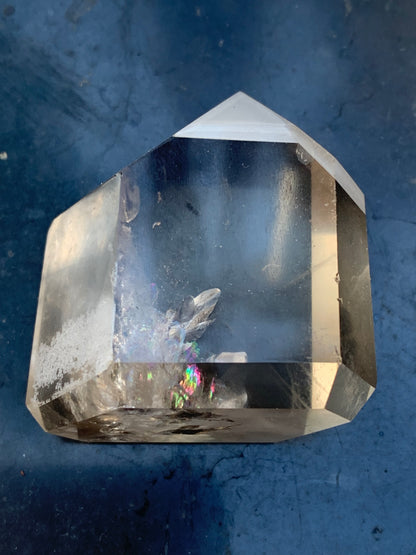 Cristal de roche fumé/ Quartz fumé, pointe naturelle de 44x41x27mm - 71 gr. Superbe triangle et hexagone qui ressortent, unique !