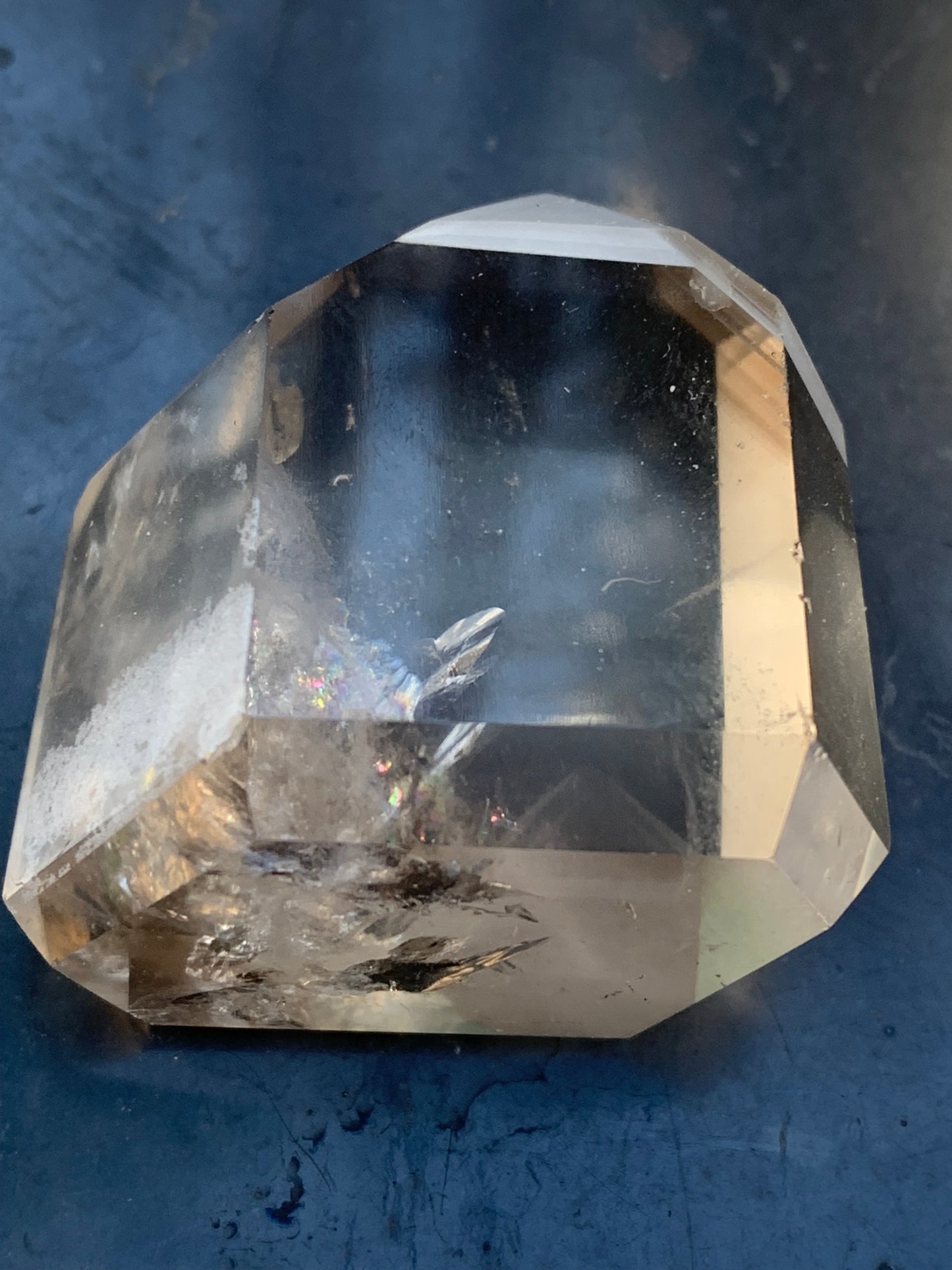 Cristal de roche fumé/ Quartz fumé, pointe naturelle de 44x41x27mm - 71 gr. Superbe triangle et hexagone qui ressortent, unique !