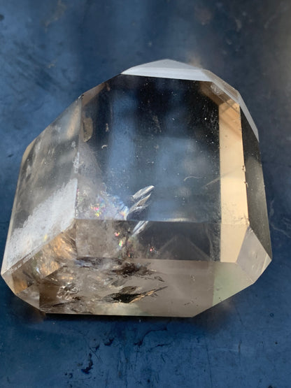 Cristal de roche fumé/ Quartz fumé, pointe naturelle de 44x41x27mm - 71 gr. Superbe triangle et hexagone qui ressortent, unique !