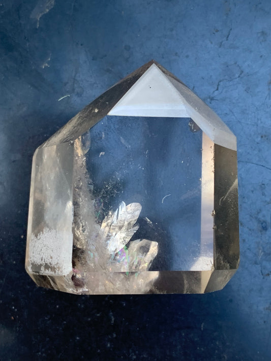 Cristal de roche fumé/ Quartz fumé, pointe naturelle de 44x41x27mm - 71 gr. Superbe triangle et hexagone qui ressortent, unique !
