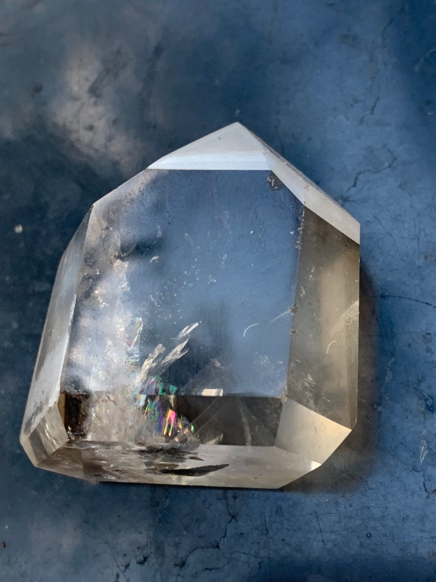 Cristal de roche fumé/ Quartz fumé, pointe naturelle de 44x41x27mm - 71 gr. Superbe triangle et hexagone qui ressortent, unique !