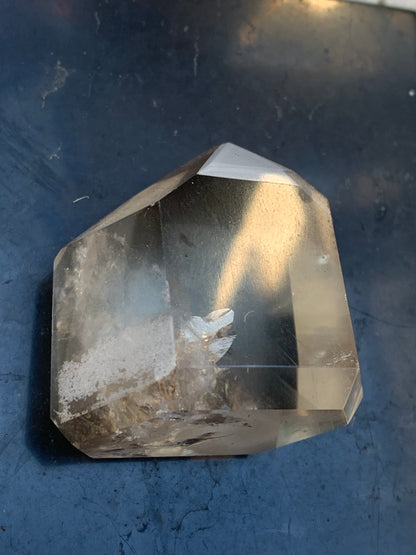 Cristal de roche fumé/ Quartz fumé, pointe naturelle de 44x41x27mm - 71 gr. Superbe triangle et hexagone qui ressortent, unique !