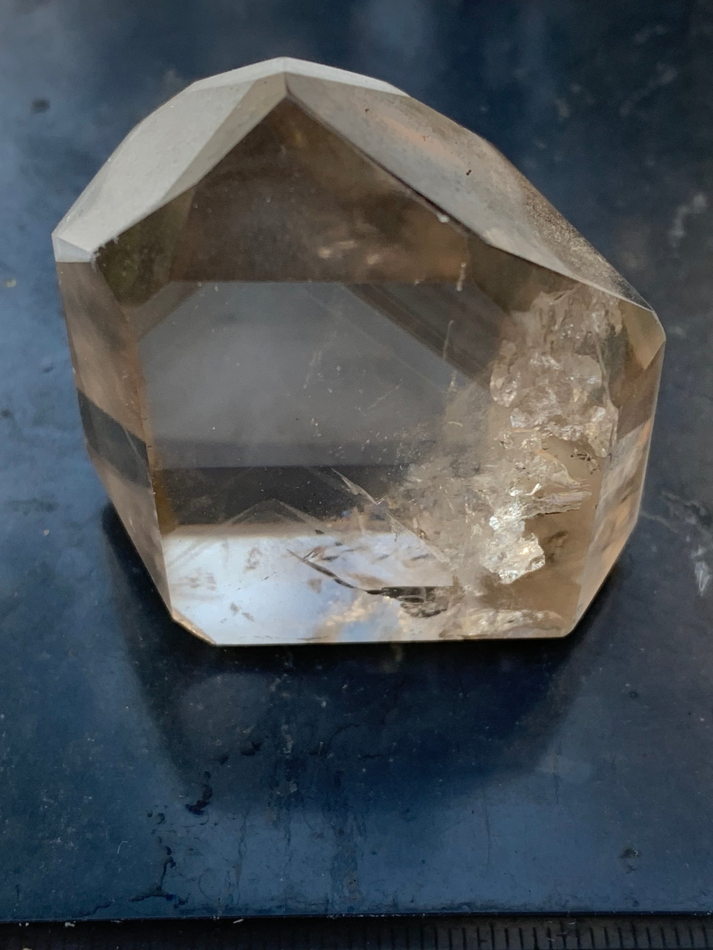 Cristal de roche fumé/ Quartz fumé, pointe naturelle de 44x41x27mm - 71 gr. Superbe triangle et hexagone qui ressortent, unique !