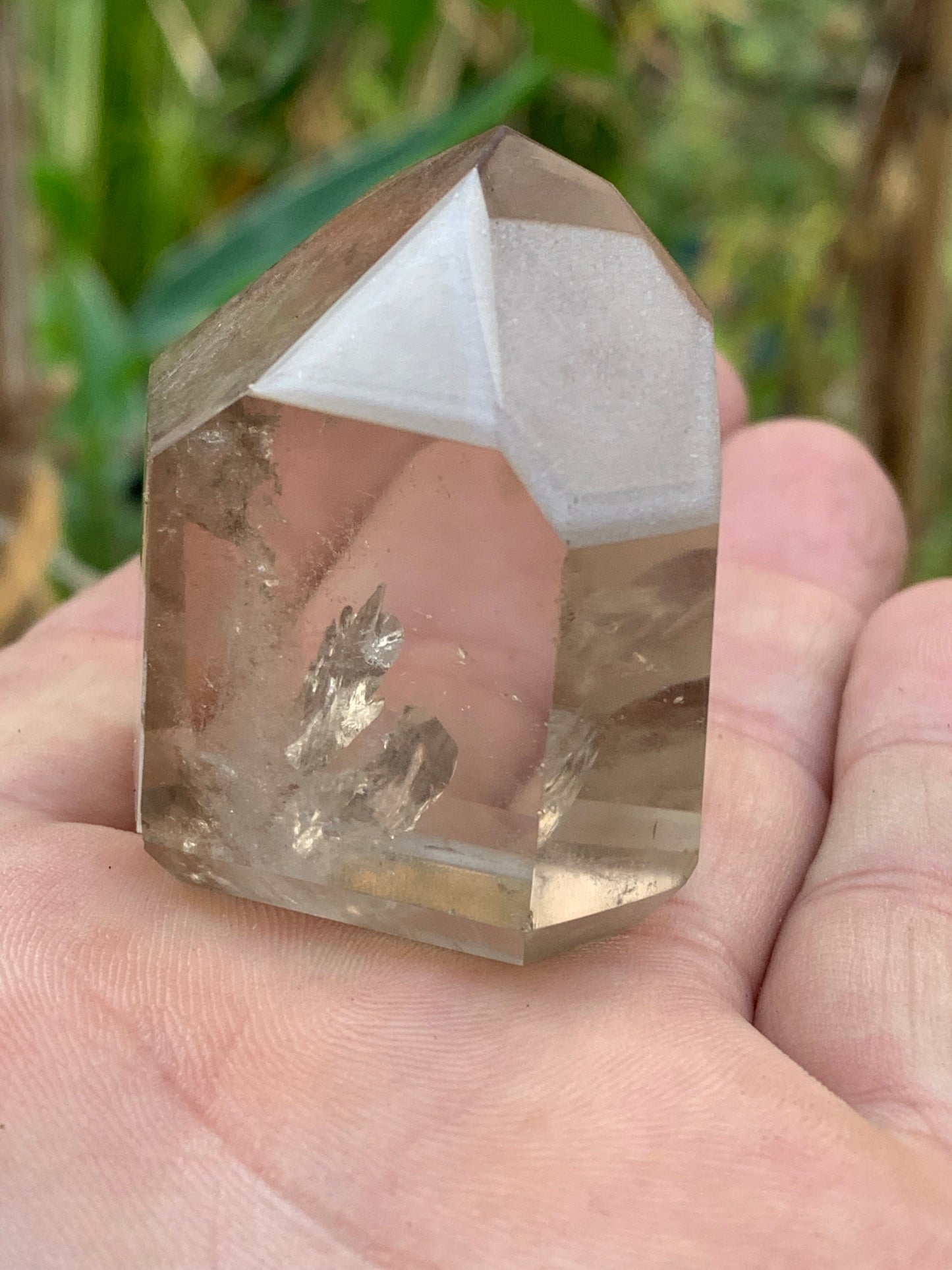 Cristal de roche fumé/ Quartz fumé, pointe naturelle de 44x41x27mm - 71 gr. Superbe triangle et hexagone qui ressortent, unique !