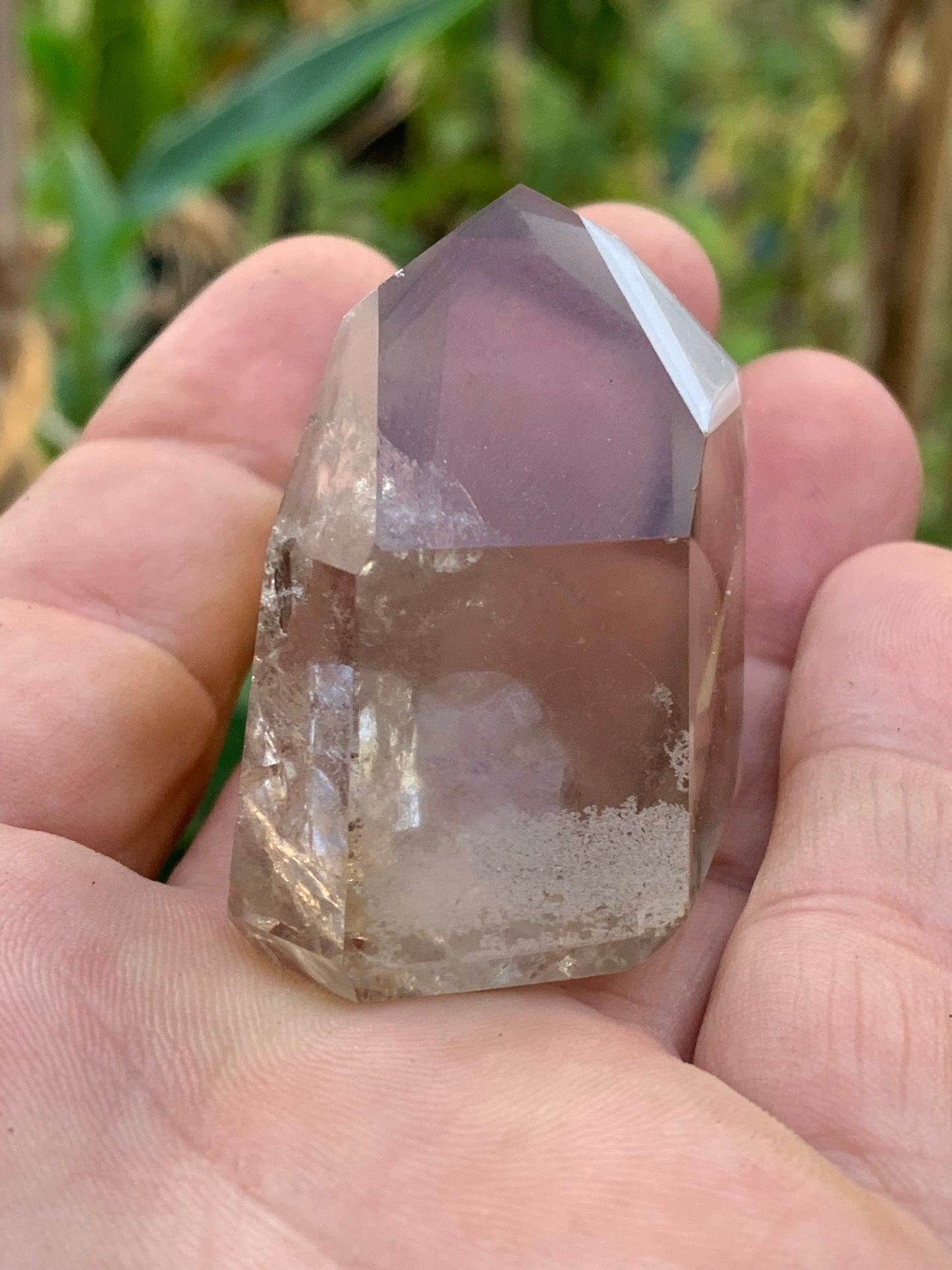 Cristal de roche fumé/ Quartz fumé, pointe naturelle de 44x41x27mm - 71 gr. Superbe triangle et hexagone qui ressortent, unique !