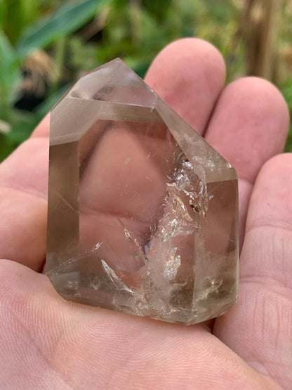Cristal de roche fumé/ Quartz fumé, pointe naturelle de 44x41x27mm - 71 gr. Superbe triangle et hexagone qui ressortent, unique !