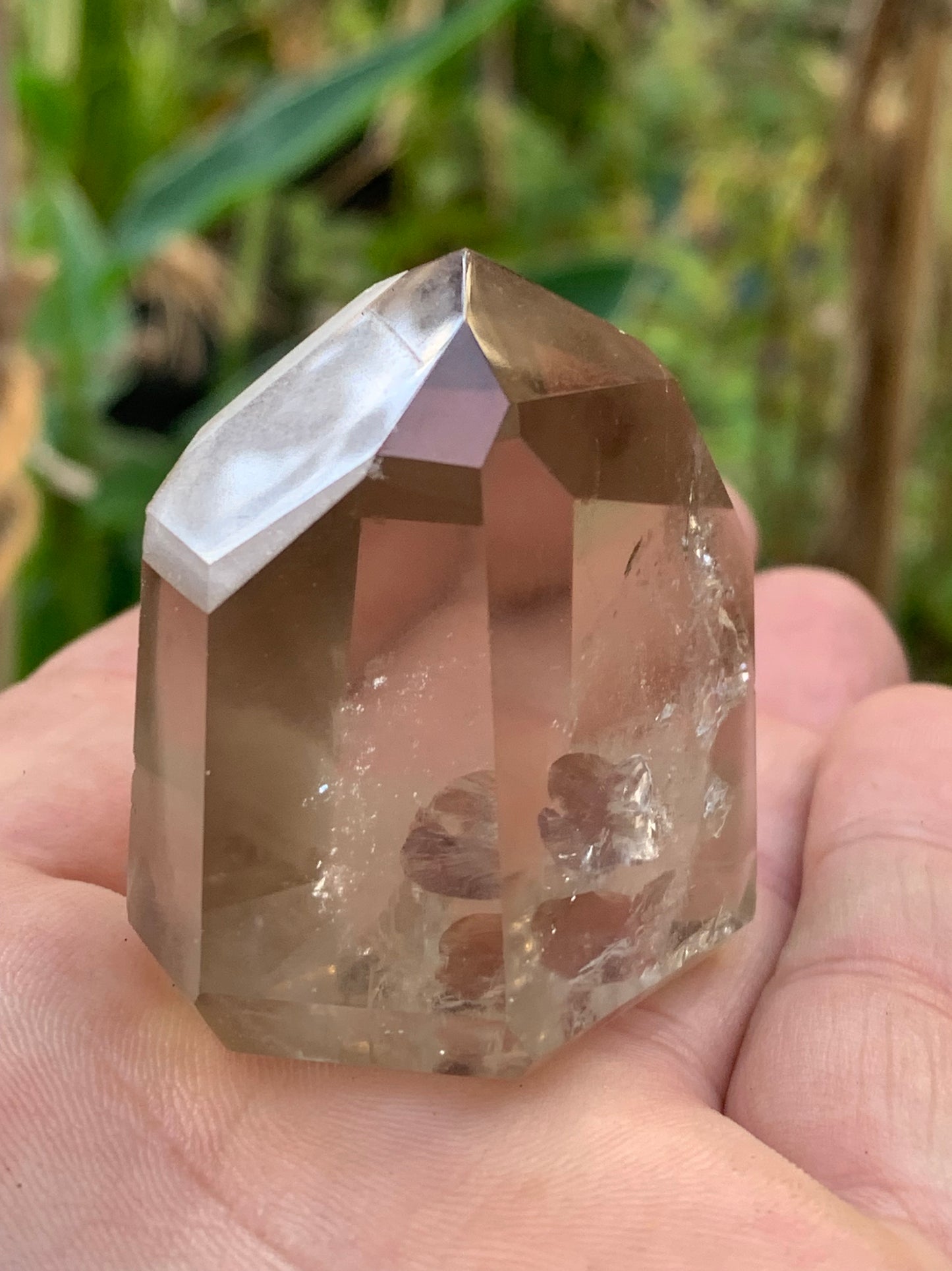 Cristal de roche fumé/ Quartz fumé, pointe naturelle de 44x41x27mm - 71 gr. Superbe triangle et hexagone qui ressortent, unique !