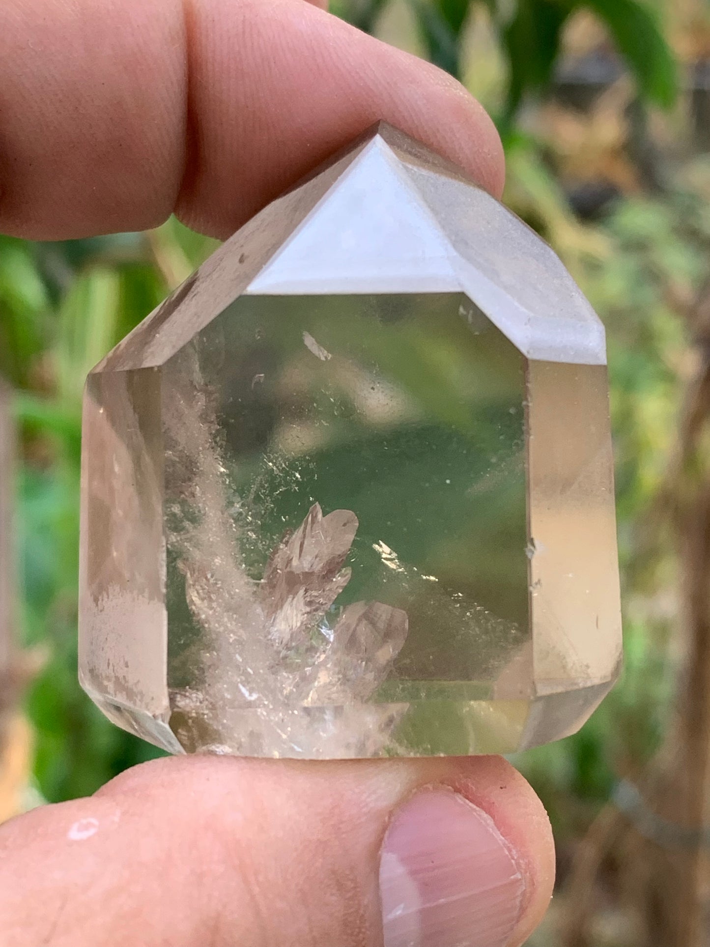 Cristal de roche fumé/ Quartz fumé, pointe naturelle de 44x41x27mm - 71 gr. Superbe triangle et hexagone qui ressortent, unique !