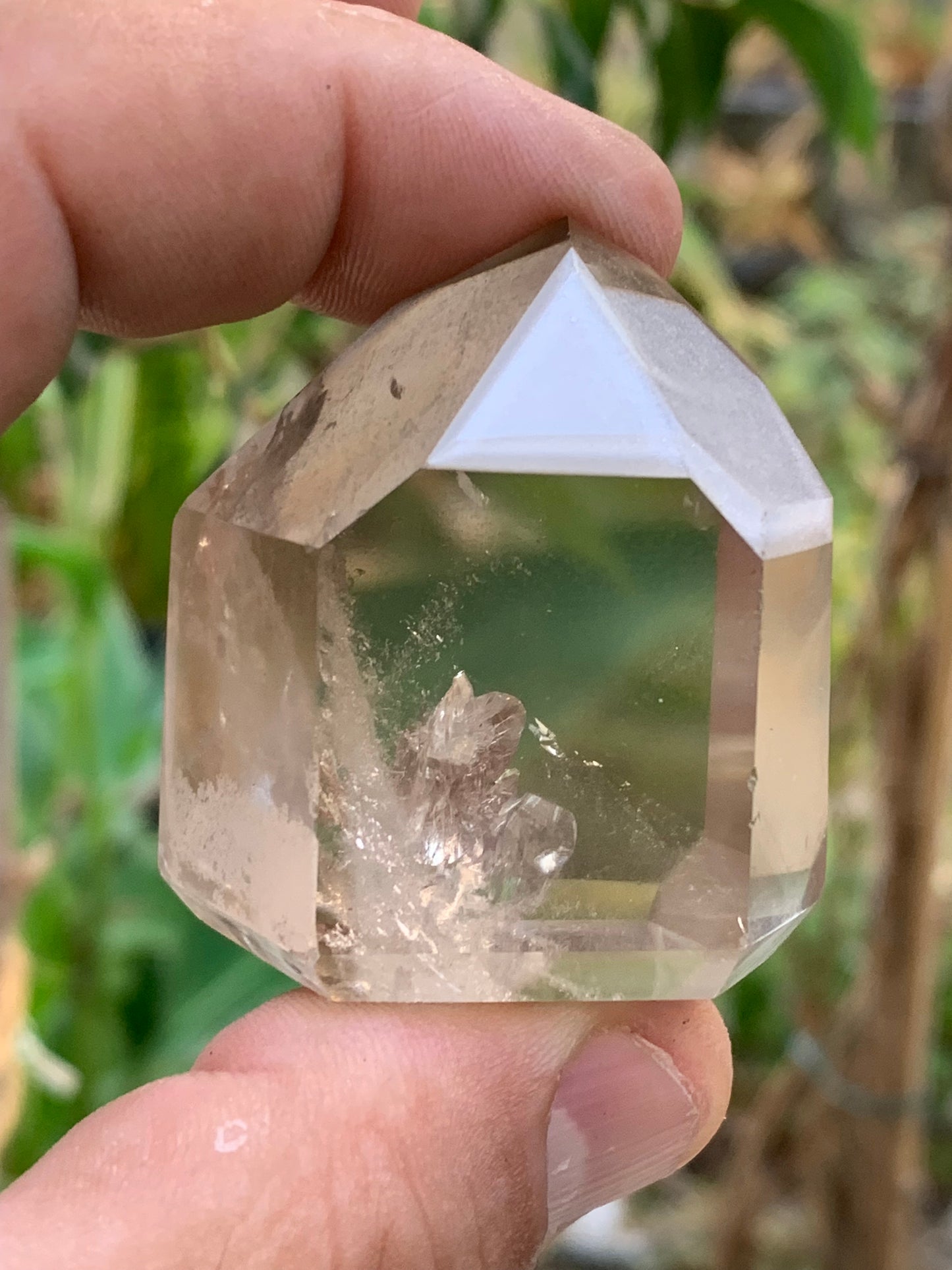 Cristal de roche fumé/ Quartz fumé, pointe naturelle de 44x41x27mm - 71 gr. Superbe triangle et hexagone qui ressortent, unique !
