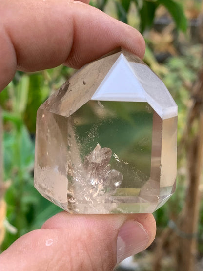 Cristal de roche fumé/ Quartz fumé, pointe naturelle de 44x41x27mm - 71 gr. Superbe triangle et hexagone qui ressortent, unique !