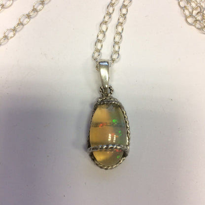Opale Welo, l'authentique et mythique pierre, montée en Argent par Gem & Zen, 24x10x0,9 millimètres . Vendu seul ou avec chainette en Argent !