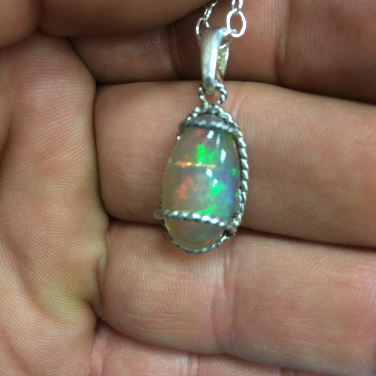 Opale Welo, l'authentique et mythique pierre, montée en Argent par Gem & Zen, 24x10x0,9 millimètres . Vendu seul ou avec chainette en Argent !