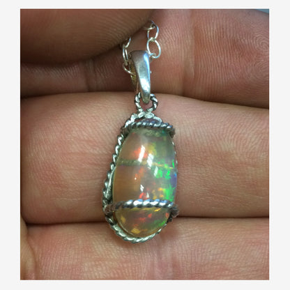 Opale Welo, l'authentique et mythique pierre, montée en Argent par Gem & Zen, 24x10x0,9 millimètres . Vendu seul ou avec chainette en Argent !